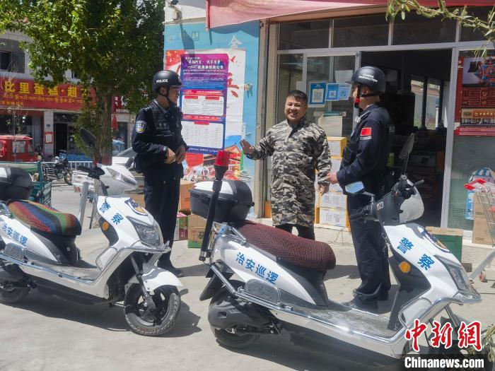 民警對轄區(qū)商鋪進行走訪排查?！↑S創(chuàng)偉 攝