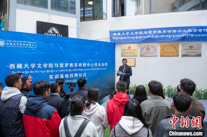 圖為企業(yè)代表發(fā)言?！∝暩聛硭?攝