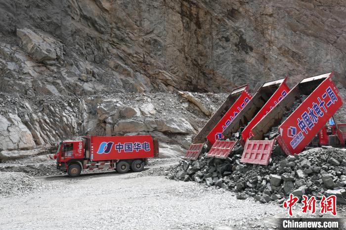 拉哇水電站正式啟動(dòng)大壩填筑?！∪A電金上公司 供圖