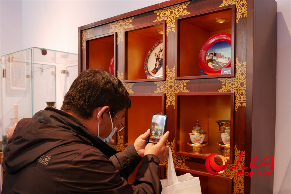 觀眾正在用手機(jī)拍攝展品。人民網(wǎng) 韋衍行攝