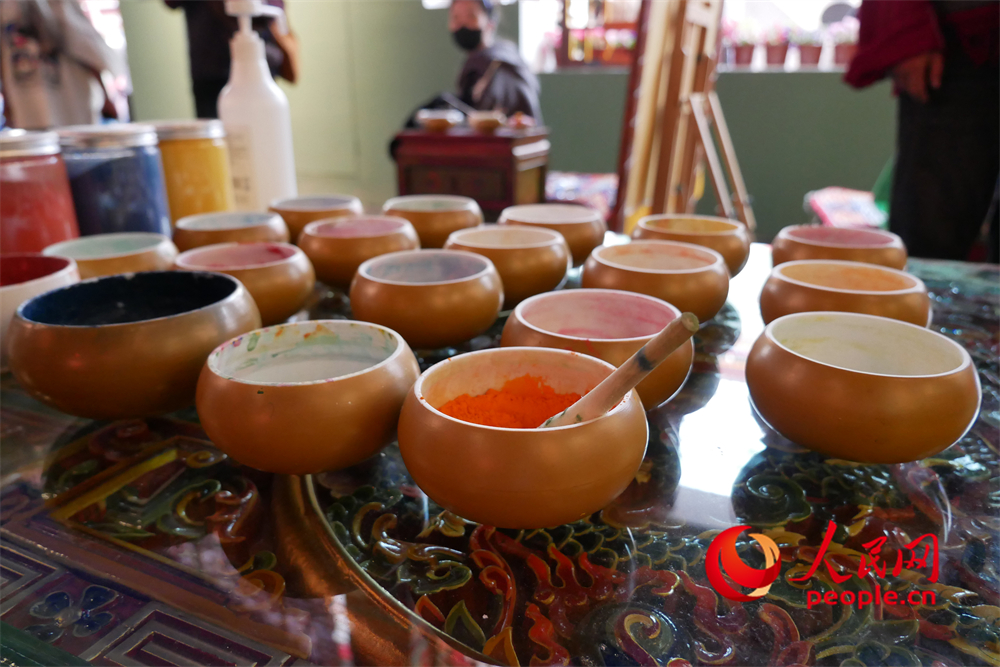 繪制唐卡所用的顏料。人民網(wǎng) 韋衍行攝