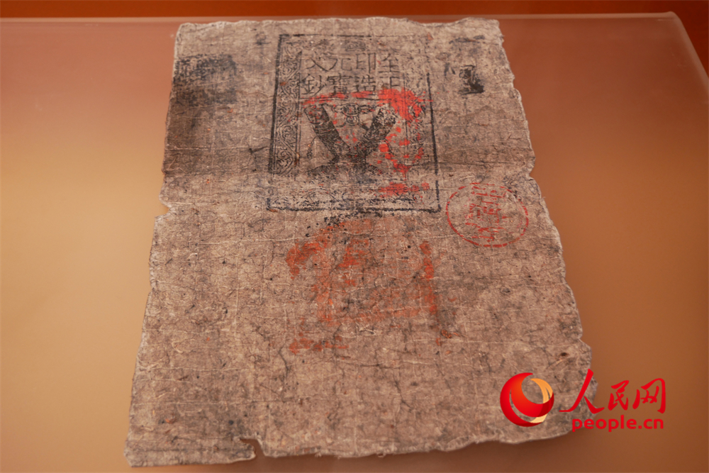 中統(tǒng)元寶交鈔（復(fù)制件）。人民網(wǎng) 韋衍行攝