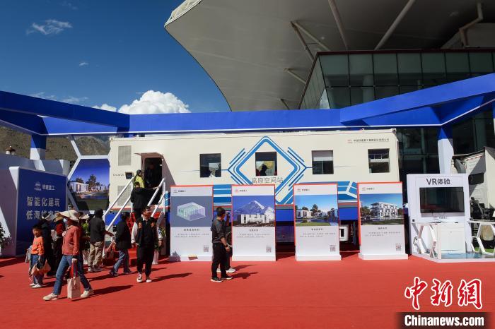 展覽現(xiàn)場，觀眾體驗裝配式增壓增氧建筑?！~ 攝