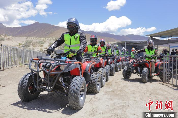 圖為比賽選手途經(jīng)扎囊沙漠公園。　游牧地球供圖