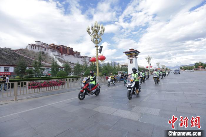 圖為比賽選手途經(jīng)布達(dá)拉宮。　游牧地球供圖