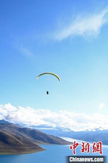 圖為在羊卓雍錯(cuò)，游客體驗(yàn)高空滑翔。　趙朗 攝