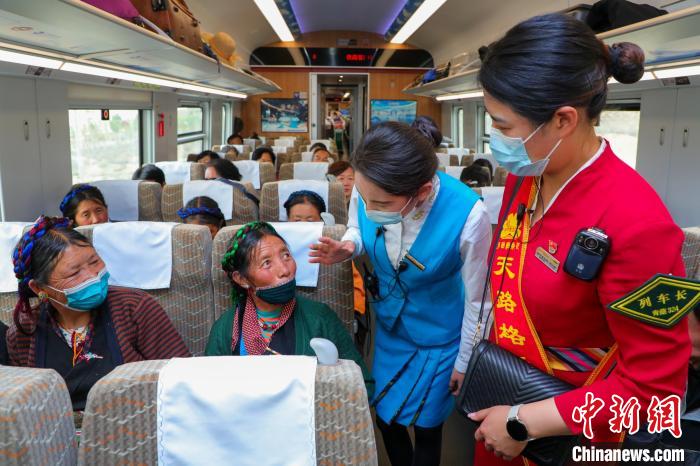 農(nóng)牧民乘坐高原復(fù)興號(hào)動(dòng)車組出行?！≈軔傁?攝