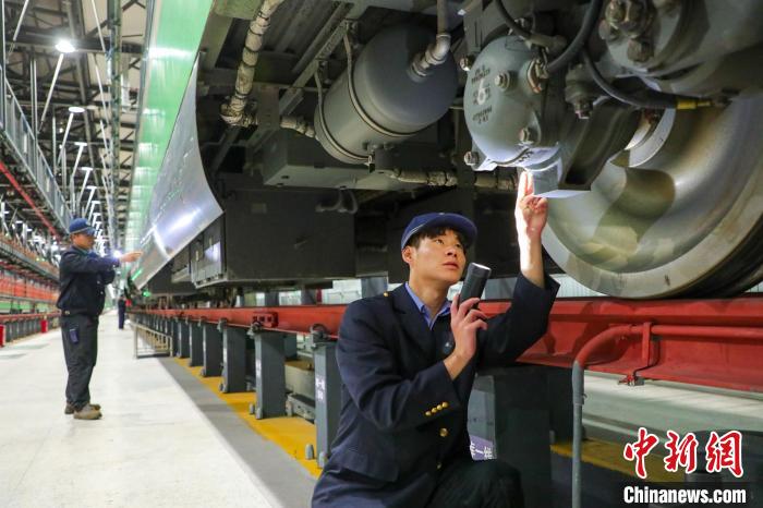 圖為工作人員檢查高原復(fù)興號(hào)。　周悅翔 攝