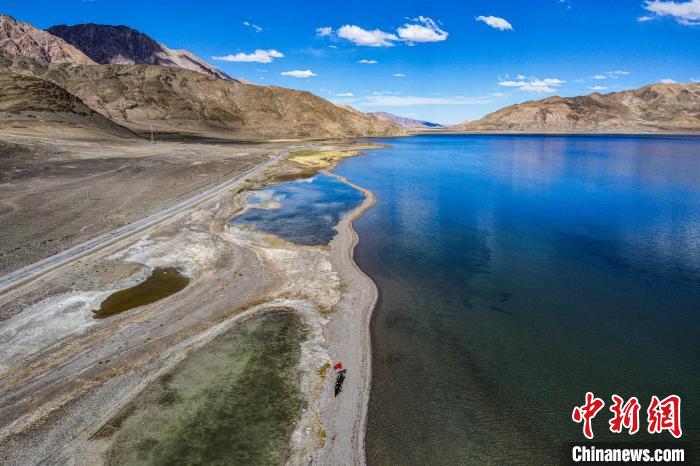 班公湖又稱措木昂拉仁波，藏語意為“長脖子天鵝”?！↓埿▲P 攝