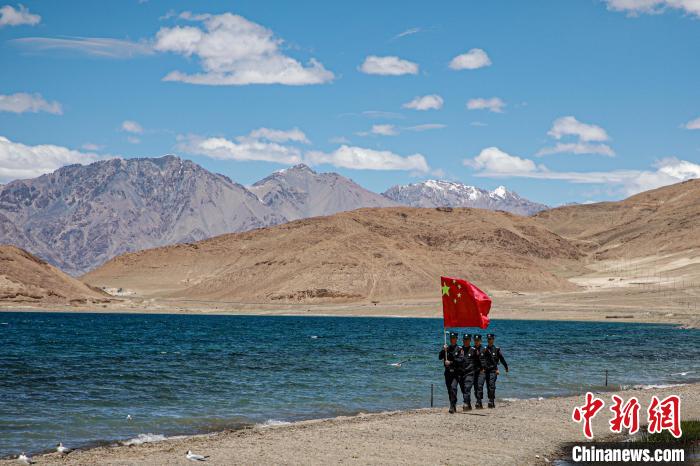 班公湖邊境派出所民警巡邏在班公湖畔?！↓埿▲P 攝