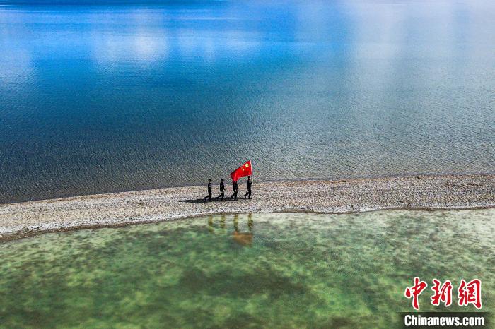 班公湖巡邏現(xiàn)場?！↓埿▲P 攝