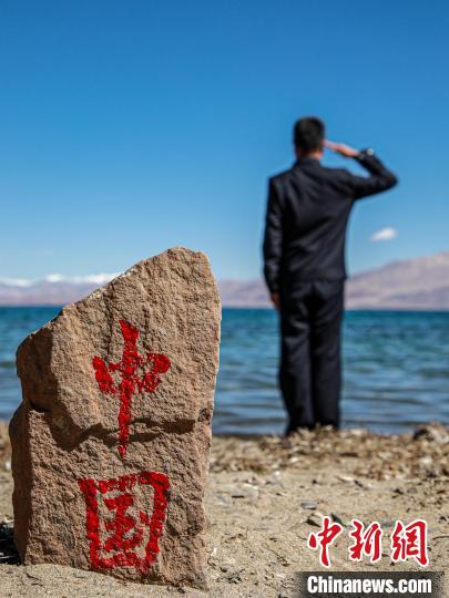 班公湖畔的“中國”標(biāo)記?！↓埿▲P 攝