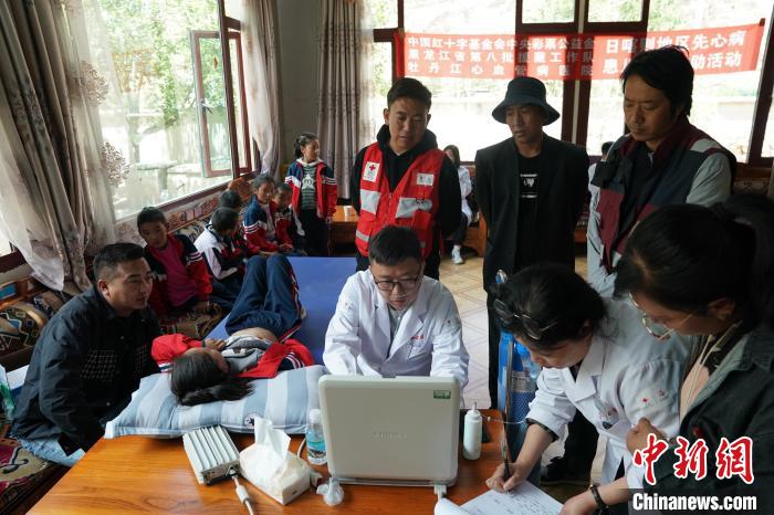 6月27日，西藏康馬縣少崗鄉(xiāng)中心小學的孩子參加先心病篩查?！√K丹 攝