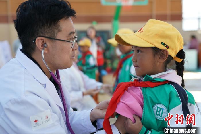 6月27日，西藏康馬縣南尼鄉(xiāng)中心小學的孩子參加先心病篩查?！√K丹 攝