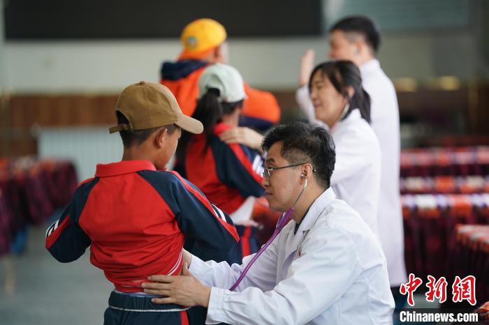 6月26日，西藏日喀則特校的孩子參加先心病篩查?！√K丹 攝