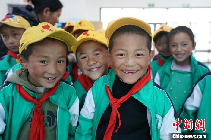 6月27日，西藏康馬縣南尼鄉(xiāng)中心小學的孩子參加先心病篩查?！√K丹 攝