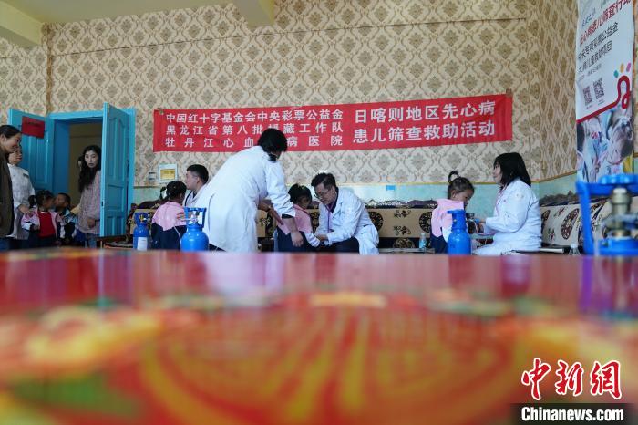 6月27日，西藏康馬縣雙語幼兒園的孩子參加先心病篩查?！√K丹 攝