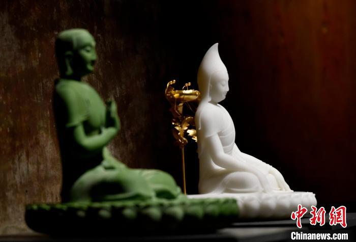 圖為展覽中圍繞西藏歷史與傳統(tǒng)創(chuàng)作的雕塑作品?！±盍?攝