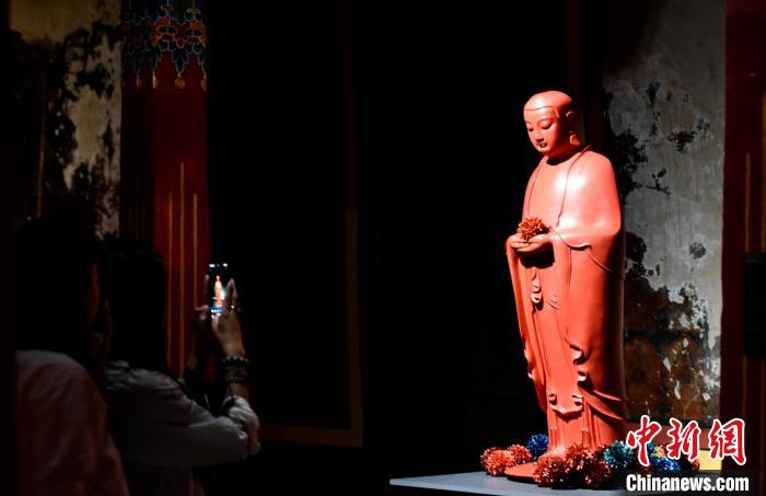 圖為觀眾正在欣賞展覽中的雕塑作品。