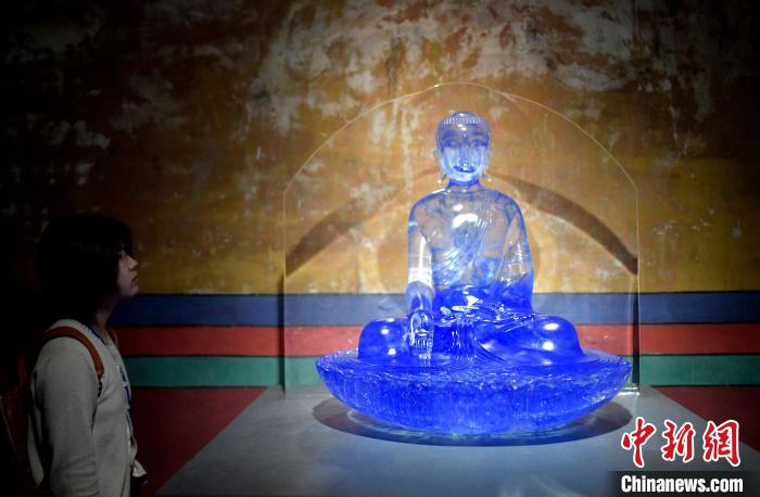 圖為觀眾正在欣賞展覽中的雕塑作品?！±盍?攝