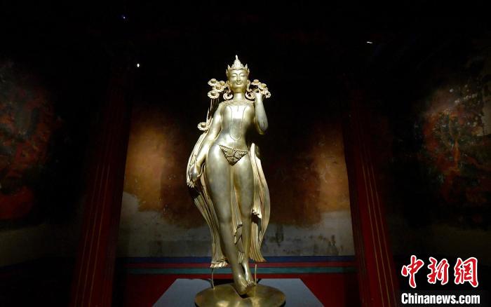 圖為展覽中圍繞西藏歷史與傳統(tǒng)創(chuàng)作的雕塑作品《八萬四千年》。　李林 攝