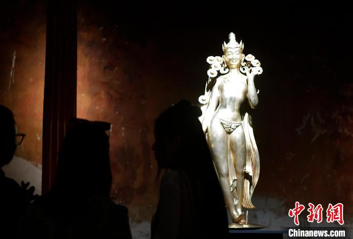 圖為觀眾正在欣賞展覽中的雕塑作品《八萬四千年》?！±盍?攝