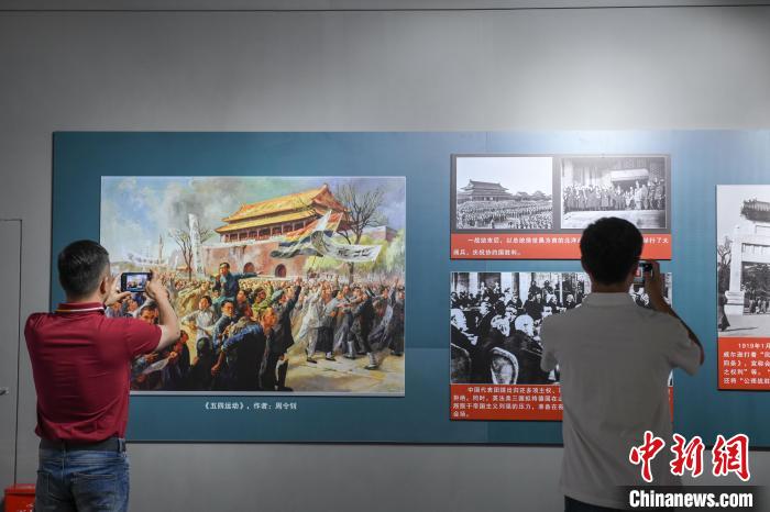 圖為市民參觀《曙光·偉業(yè)——五四運動與中國共產(chǎn)黨的成立》“七一”特展?！∝暩聛硭?攝