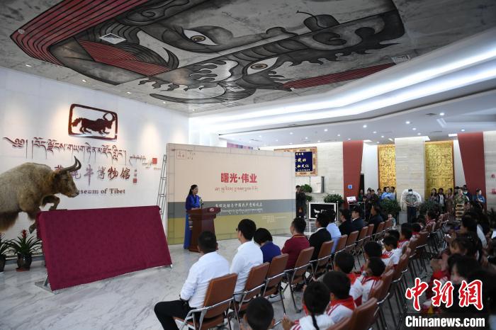 圖為《曙光·偉業(yè)——五四運動與中國共產(chǎn)黨的成立》“七一”特展開幕儀式現(xiàn)場。　貢嘎來松 攝