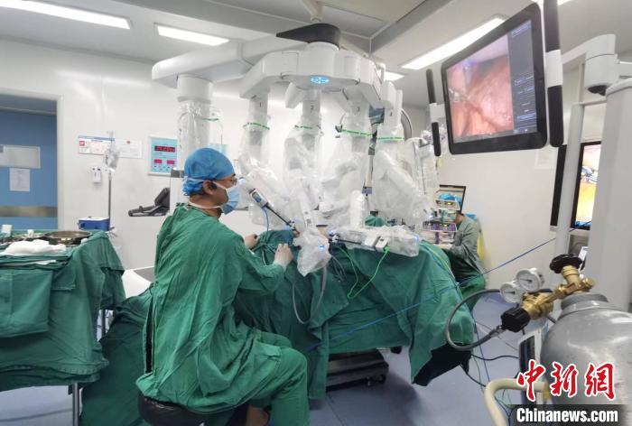 圖為援藏主任郝一昌協(xié)助進行達芬奇機器人手術(shù)?！∥鞑刈灾螀^(qū)人民醫(yī)院供圖