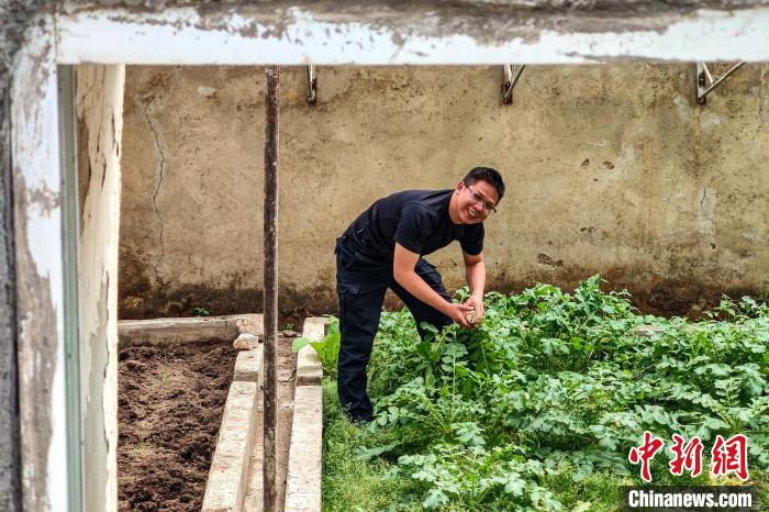 移民管理警察羅忠江在公珠湖執(zhí)勤點的大棚內(nèi)?！↓埿▲P 攝