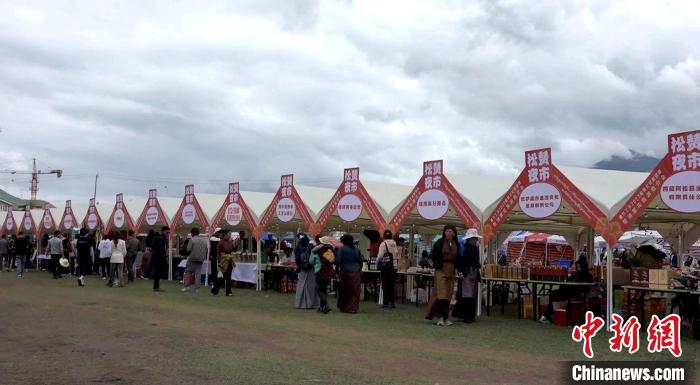 圖為熱鬧的“松贊夜市”。　貢桑拉姆 攝