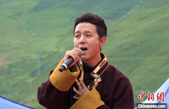 圖為藝人為開幕式獻(xiàn)唱?！∝暽＠?攝