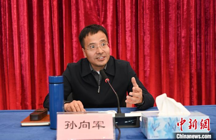 圖為西藏自治區(qū)黨委宣傳部副部長(zhǎng)、自治區(qū)社科院黨組書記孫向軍主持活動(dòng)?！≮w朗 攝