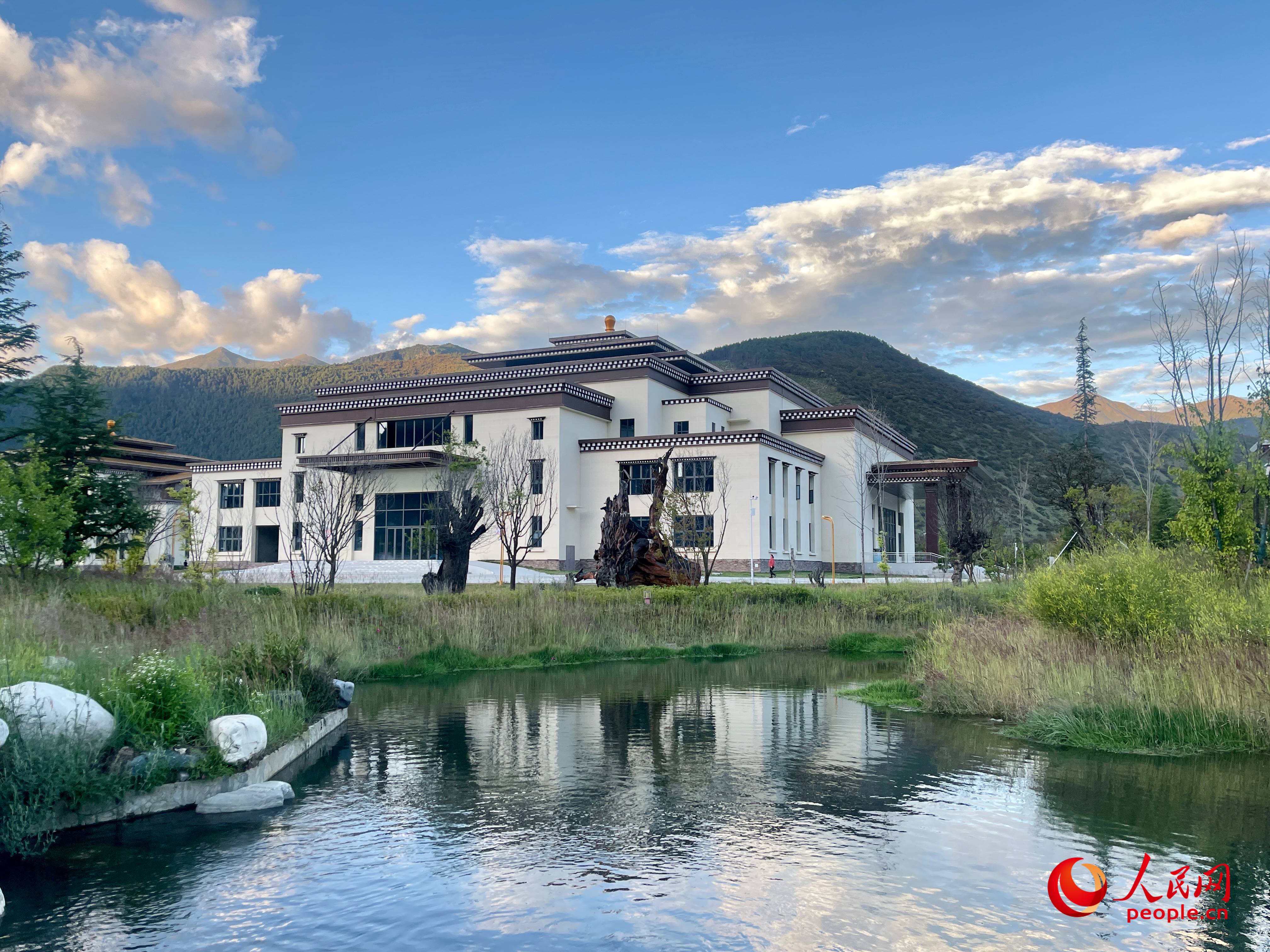 工布公園猶如一幅優(yōu)美畫卷，讓人流連忘返。人民網(wǎng) 周靜圓攝