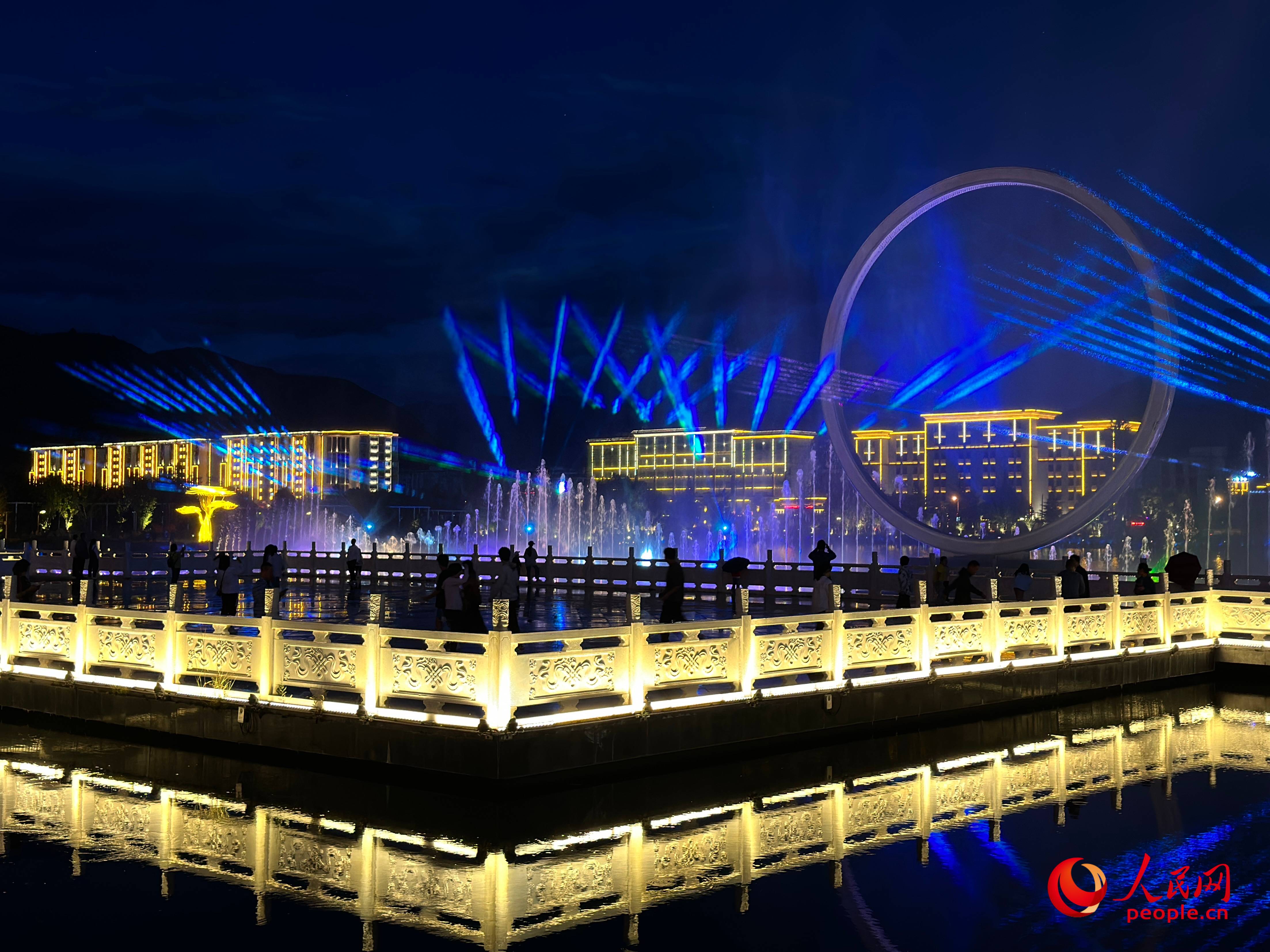 工布公園的音樂水秀噴泉，吸引市民和游客前來拍照打卡。人民網(wǎng) 周靜圓攝