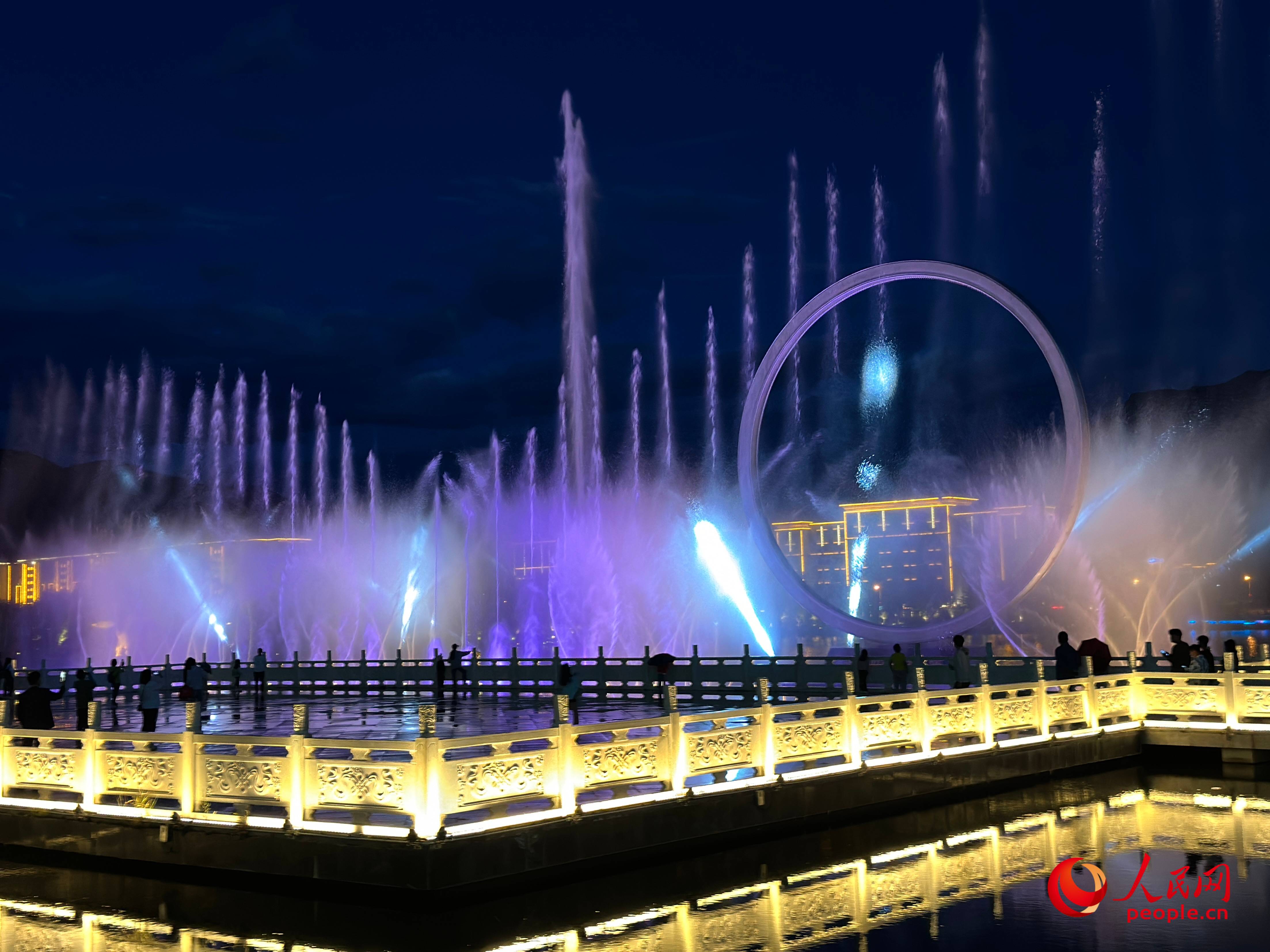 工布公園的音樂水秀噴泉，吸引市民和游客前來拍照打卡。人民網(wǎng) 周靜圓攝