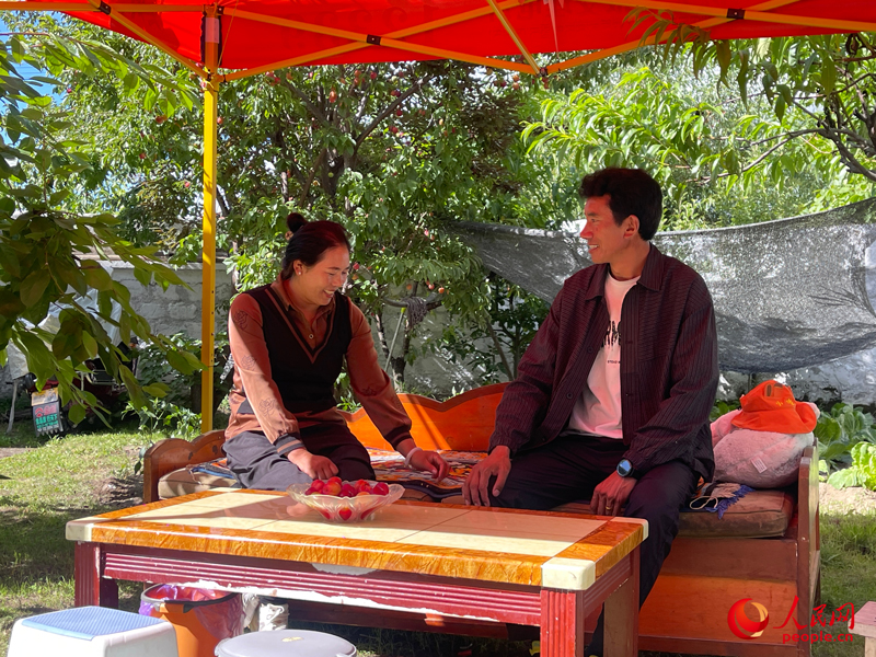 嘎拉村村民達瓦堅參和他的妻子。人民網 周靜圓攝