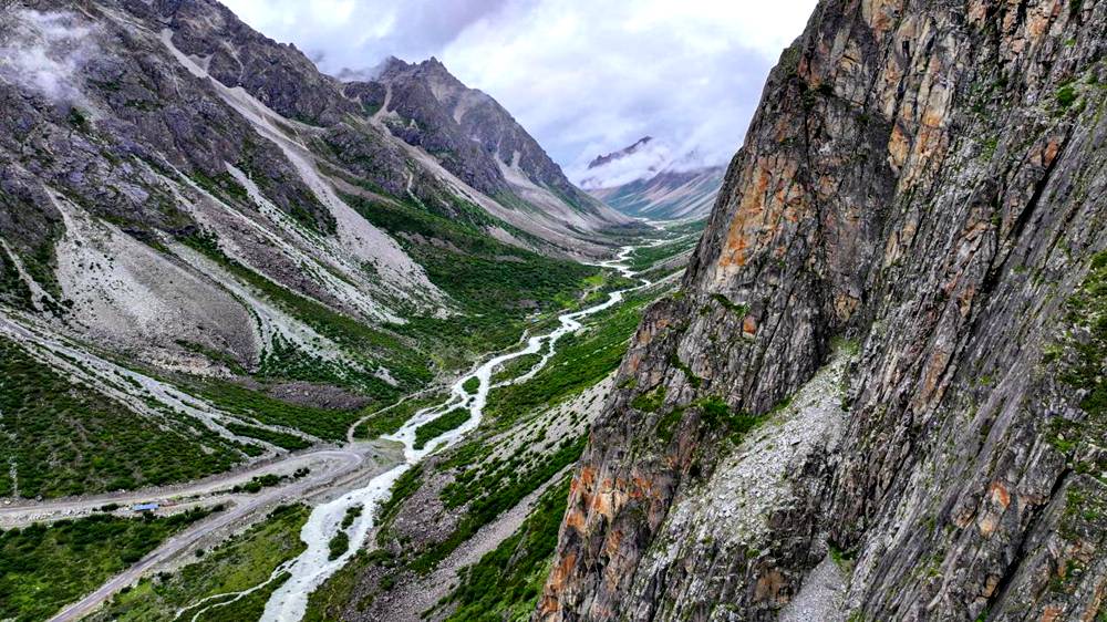 磅礴的河流滋養(yǎng)著山間草木。張澤坤攝