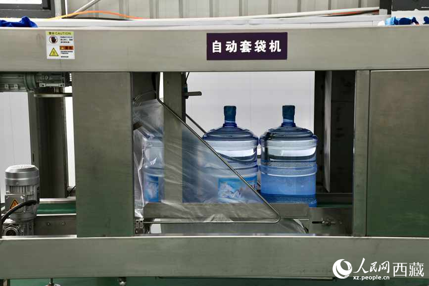 “色達(dá)牙泉”礦泉水（桶裝水）生產(chǎn)加工基地。人民網(wǎng)記者 次仁羅布攝