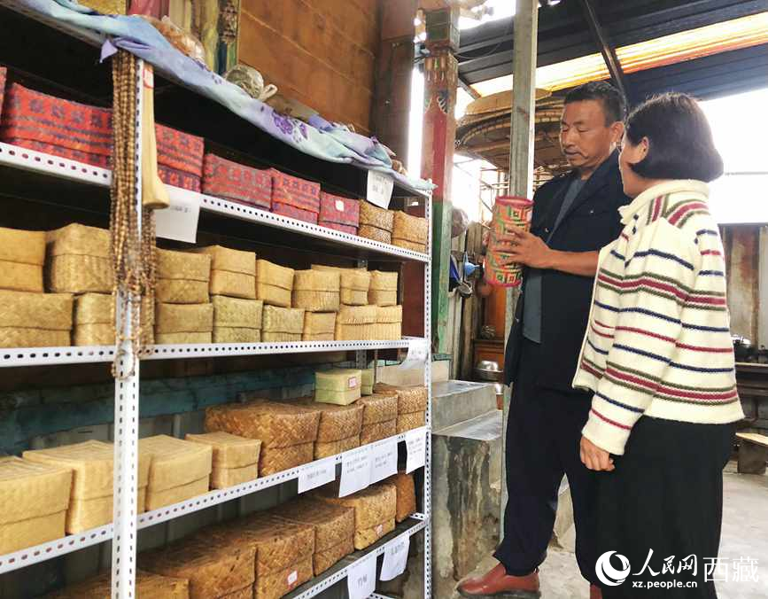 愛(ài)明（左一）給游客介紹藤竹產(chǎn)品。