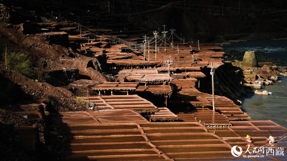 大大小小數(shù)千塊鹽田，形成一道絕美的風(fēng)景線。人民網(wǎng)記者 次仁羅布攝