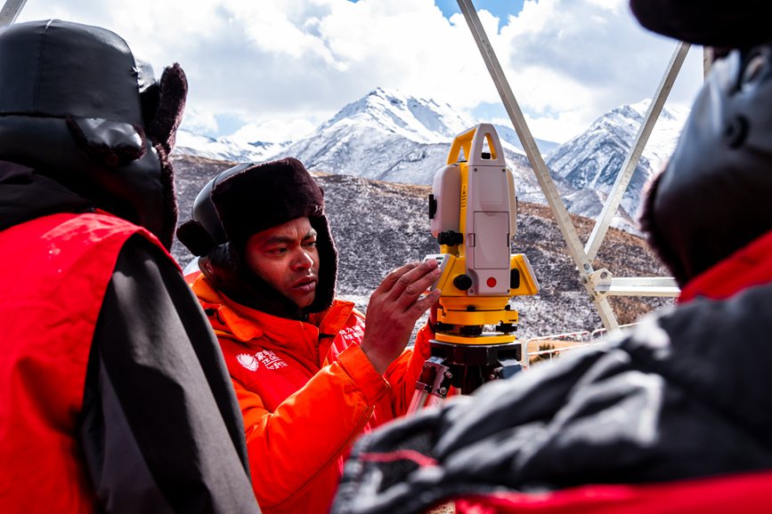 2023年11月30日，西藏自治區(qū)那曲市索縣榮布至丁青縣巴達35千伏線路工程負責(zé)人黃小洪（左二）現(xiàn)場開展線路弧測量教學(xué)。趙清鵬攝