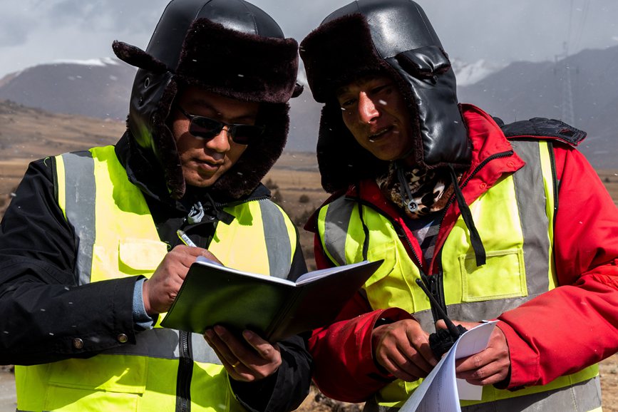 2023年11月30日，西藏自治區(qū)那曲市索縣榮布至丁青縣巴達35千伏線路工程施工現(xiàn)場人員正在開展現(xiàn)場作業(yè)。趙清鵬攝