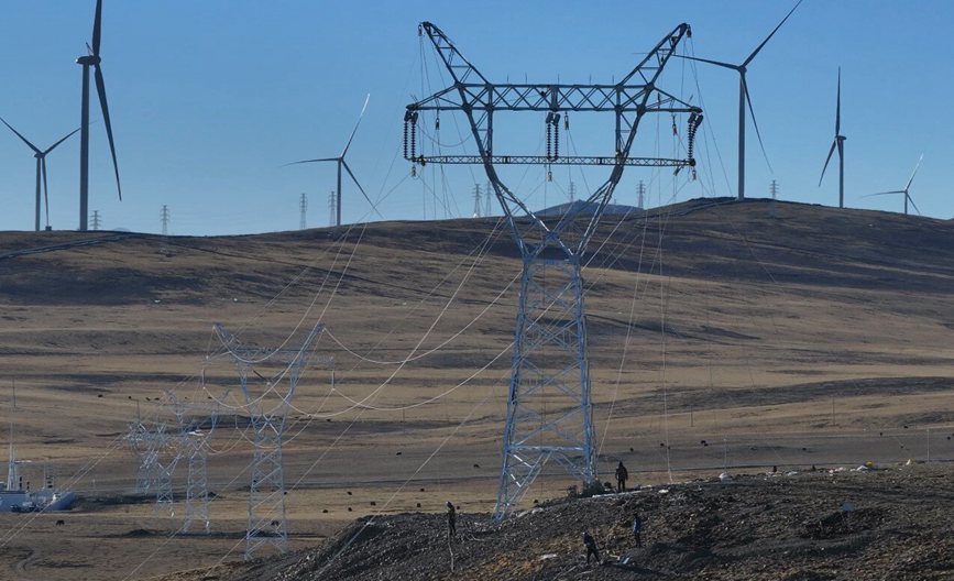 那曲市色尼區(qū)國能100兆瓦風電11千伏送電工程現(xiàn)場。拉巴平措攝