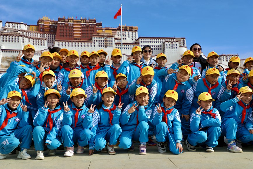 學(xué)生在國旗下留影。