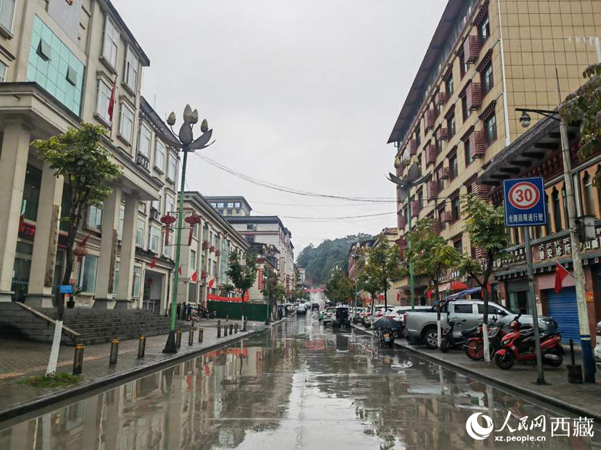 如今的墨脫縣城一應(yīng)俱全。人民網(wǎng) 李海霞攝