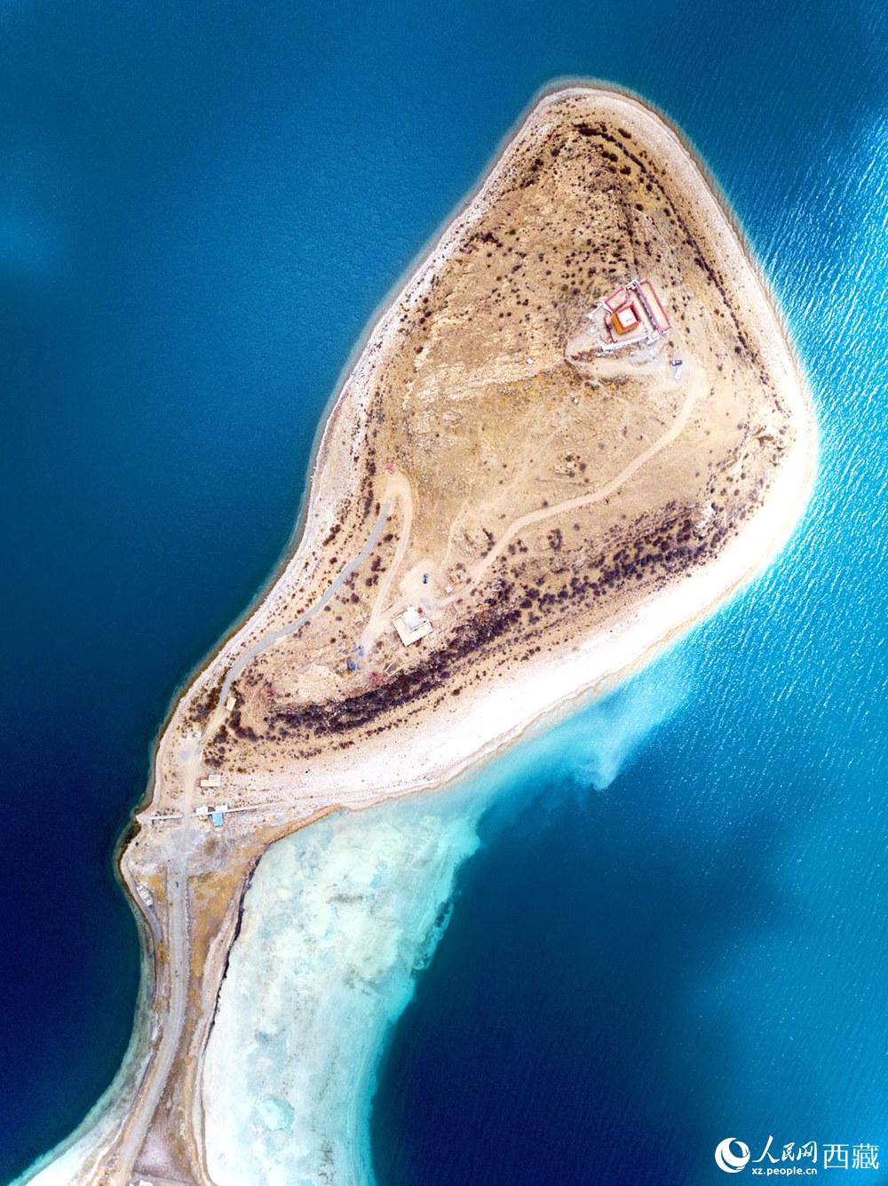 無(wú)人機(jī)視角下的西藏羊卓雍錯(cuò)日托寺風(fēng)光。人民網(wǎng)記者 次仁羅布攝