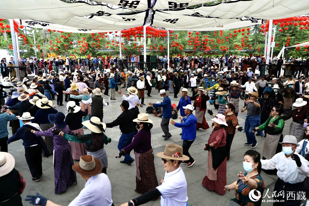 市民在公園內(nèi)跳鍋莊舞。