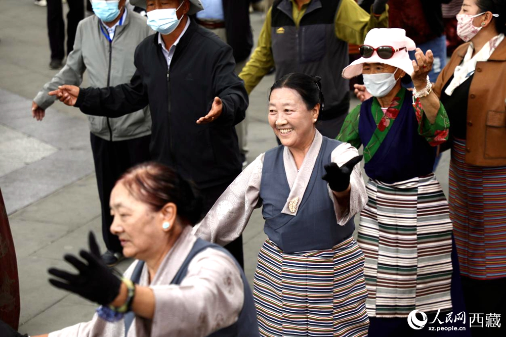 市民在公園內(nèi)跳鍋莊舞。