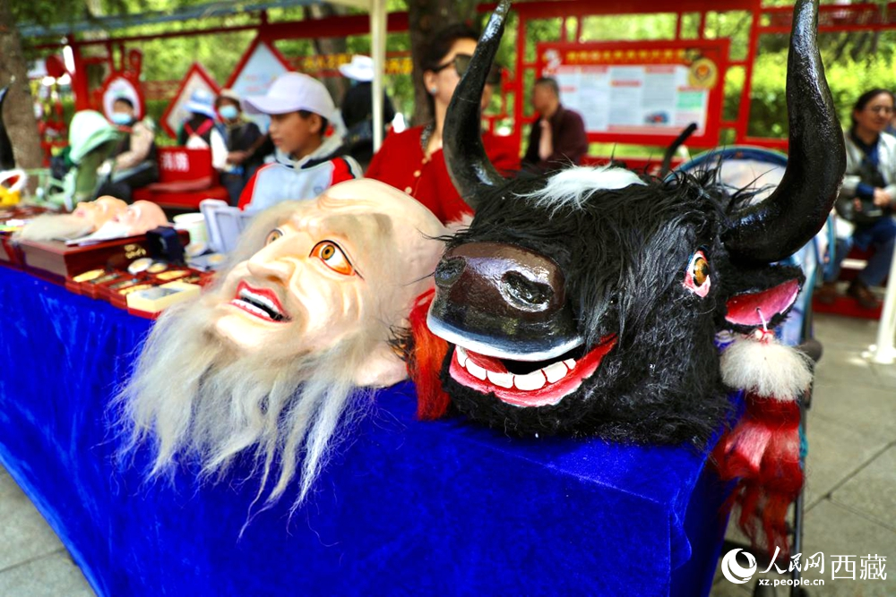 拉薩非遺集市上的藏戲人物與牦牛面具。